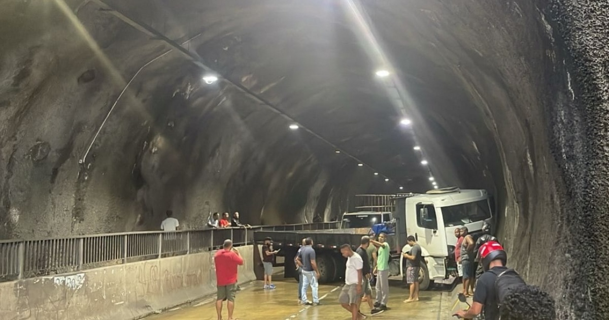 Caminhão bloqueia túnel em Salvador após derramamento de óleo