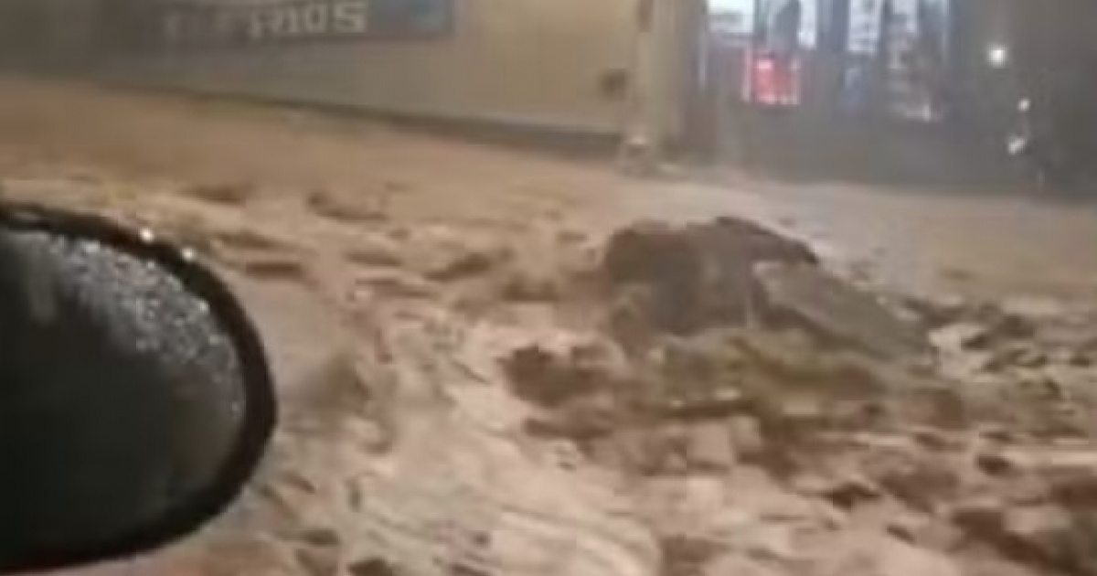 Chuvas em Araci (BA) alagam ruas e ilham moradores