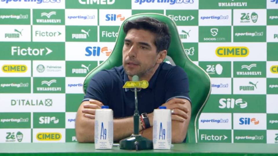 Abel Ferreira critica arbitragem e desempenho do Palmeiras