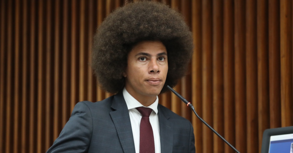 Deputado Renato Freitas em briga de rua em Curitiba na manhã de 19 de novembro