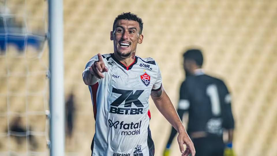 Vitória negocia permanência de Gabriel Baralhas com clubes envolvidos