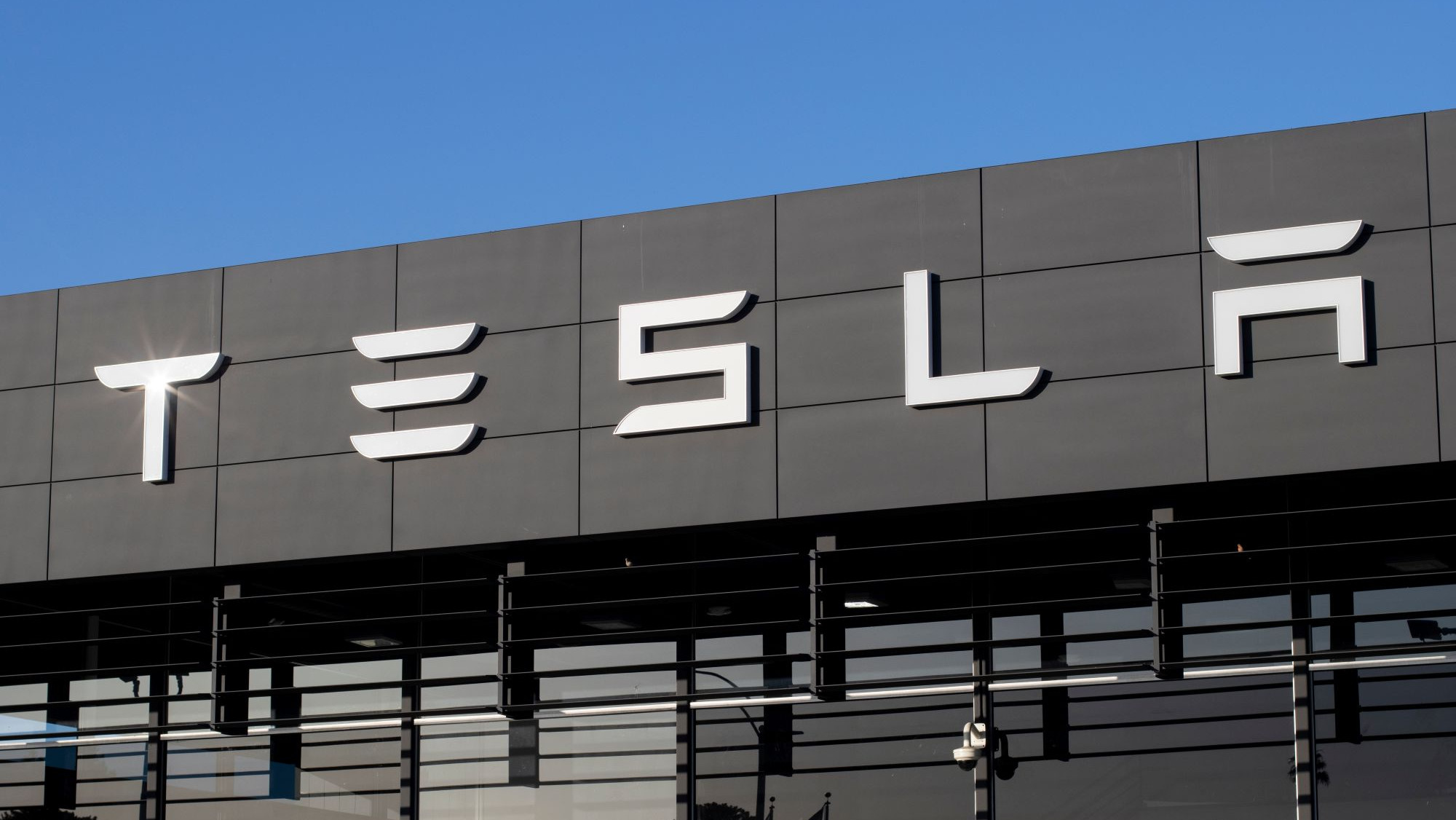 Tesla vence ação coletiva de 6 mil trabalhadores por assédio racial
