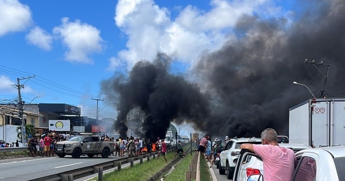 Protesto bloqueia BA-099 em Abrantes por derrubada de casas