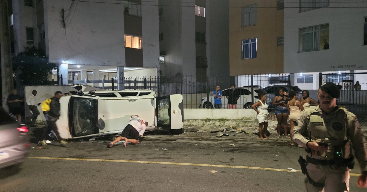 Motorista bêbado capota carro em prédio na Bahia