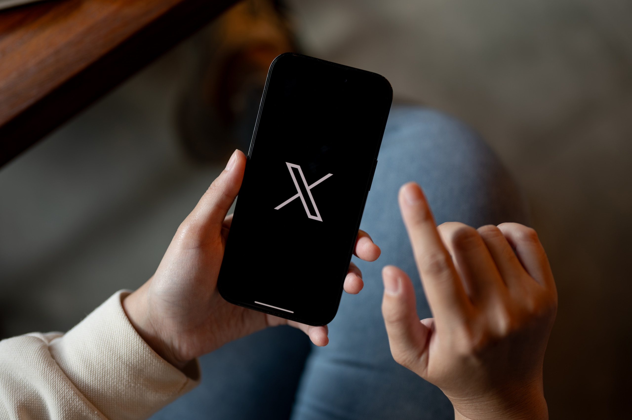 X lança Chat: mensagens com criptografia para iOS e web