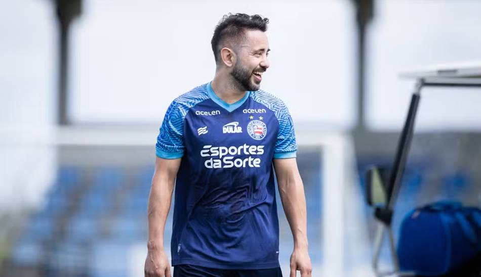 Everton Ribeiro pode não ser titular contra o Fortaleza na quinta