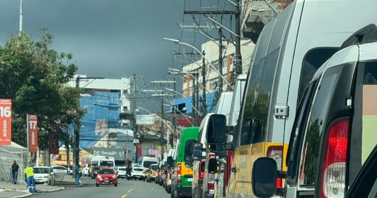 Protesto de motoristas do transporte escolar causa congestionamento em Salvador