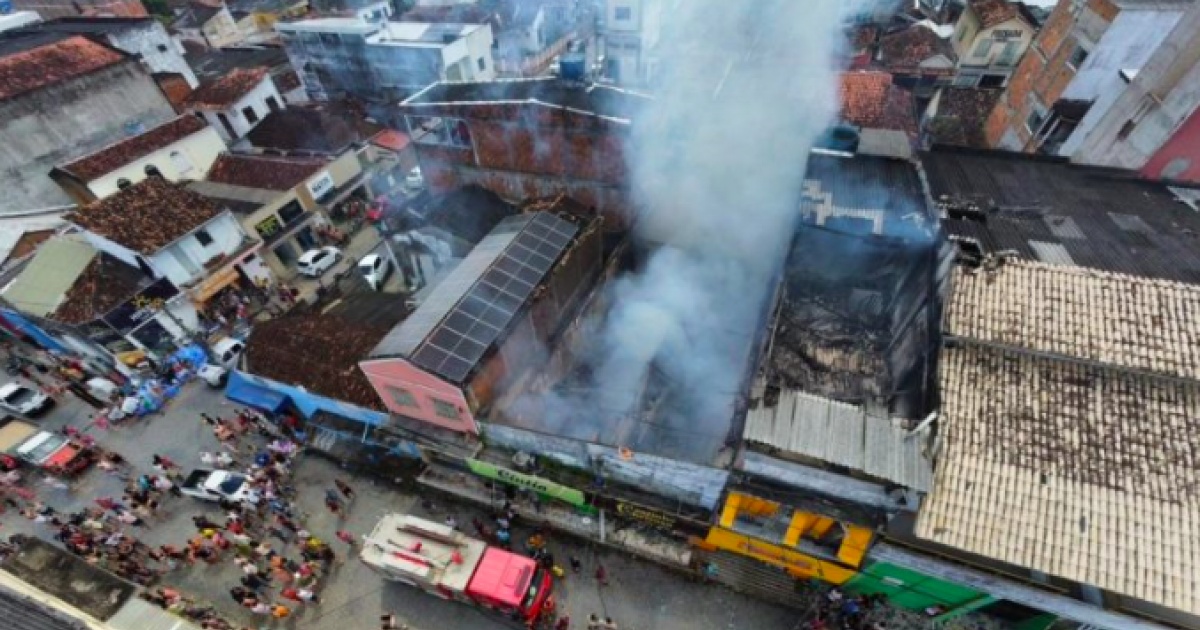 Incêndio em Ubatã (BA) destrói lojas e será investigado