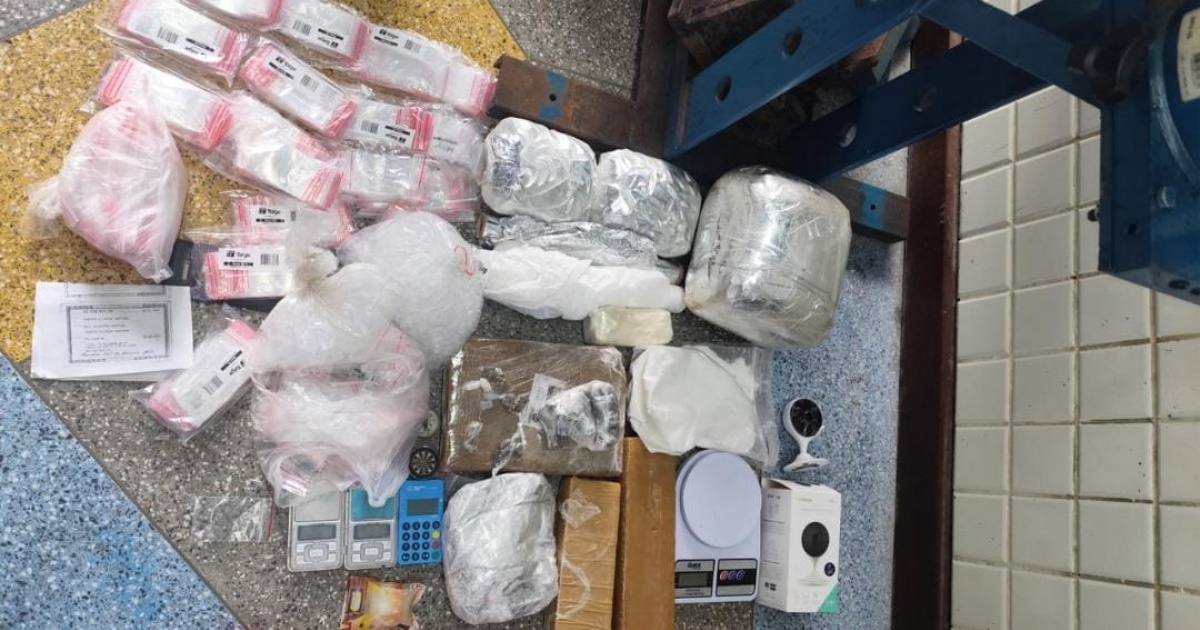 Detenção de dois homens por tráfico de drogas em Pirajá, Salvador