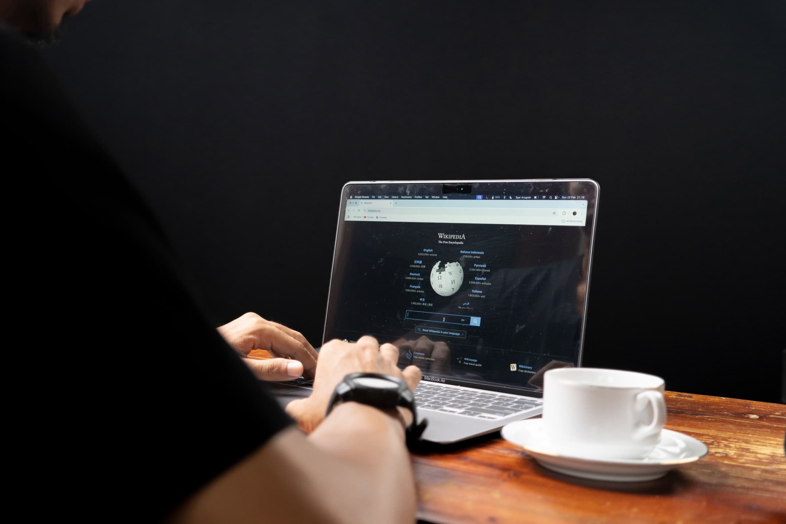 Wikipedia guia identificação de textos gerados por IA